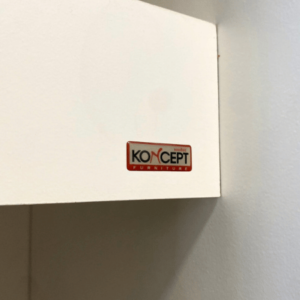 ตู้เสื้อผ้าบานเลื่อน ท็อปกระจกเงา โครงไม้ สีขาว ยี่ห้อ Koncept (1)