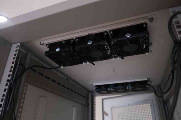 19" Germany Server Rack ตู้ Server Rack สูง 180 cm ตู้เสริฟเวอร์โครงเหล็กสีขาว ตู้แร็ค IT แบบมีล้อ(1)