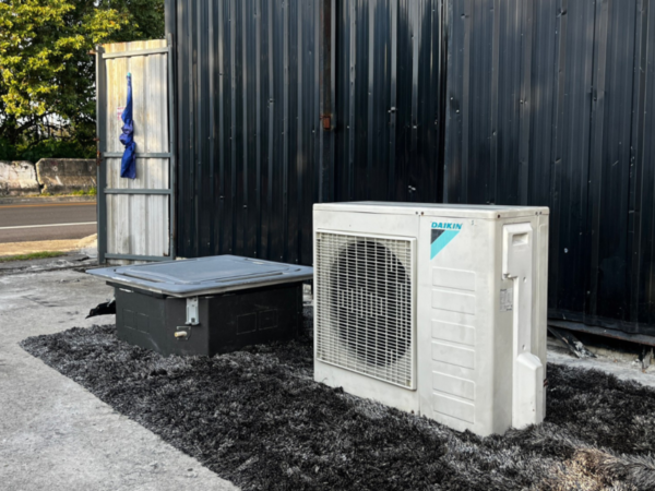 แอร์แบบสี่ทิศทาง ยี่ห้อ Daikin รุ่น FCRN30FXV1S ขนาด 30,000 BTU(2)