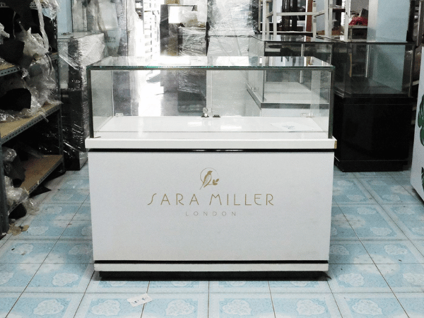 ตู้จิวเวลรี่ ตู้กระจกโชว์สินค้า ทรงสี่เหลี่ยมผืนผ้า สีขาว ประตูกระจกบานเปิด *ไม่มีกุญแจ (มี 1 ใบ)